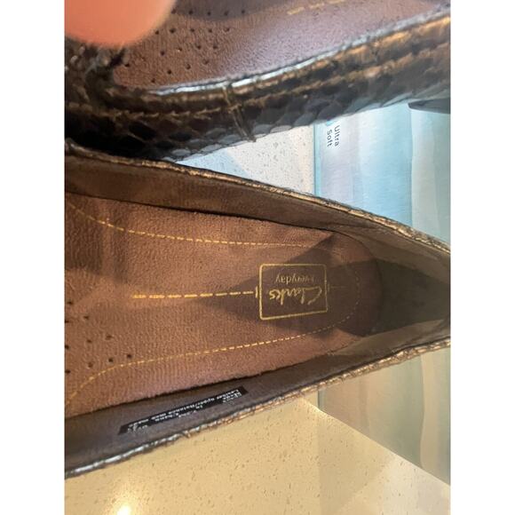 Clarks Everyday Women’s Loafers 7.5M Brown Leather Metallic Faux Snakeskin - Picture 4 of 14